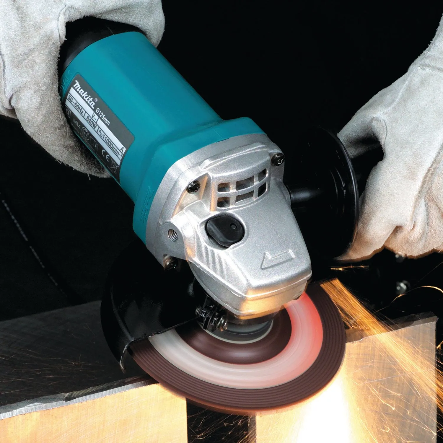 Makita (9557PB-R) 4-1/2" Paddle Switch Angle Grinder, with AC/DC Switch (Factory Reconditioned)